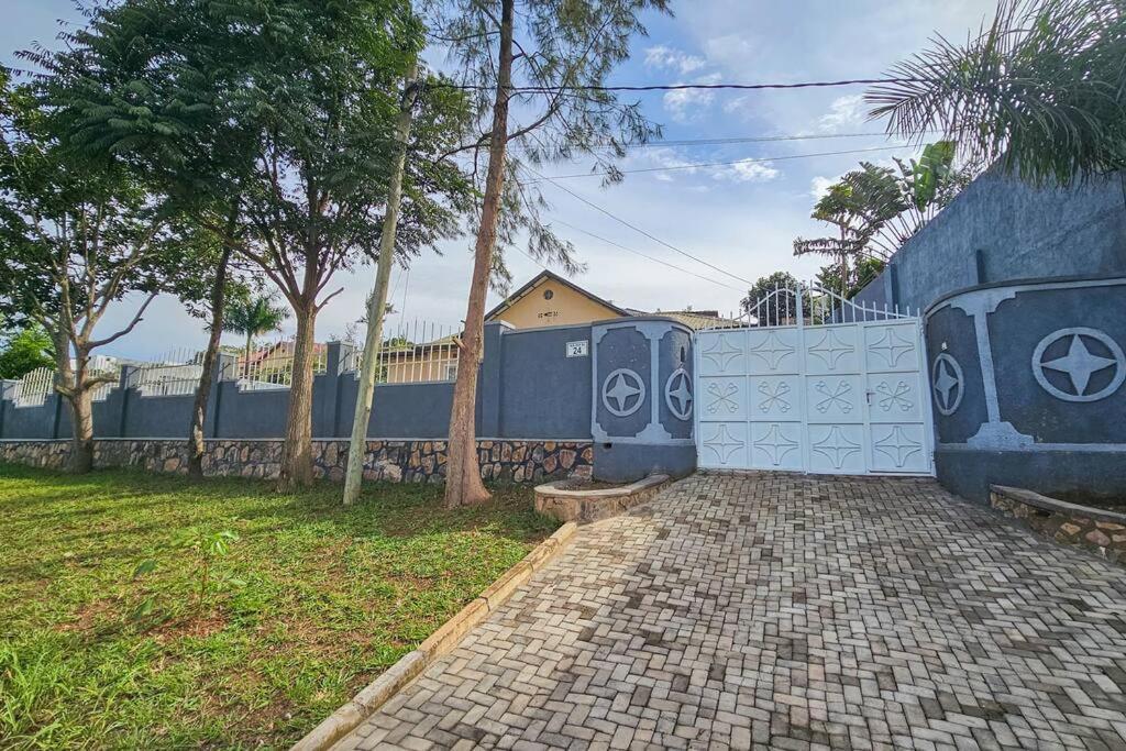 Complete 4-Bedroom House Facing Kigali Golf Course Exteriör bild